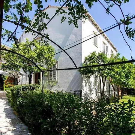 Blue & - Two-bedroom With Terrace And Garden View Apartment