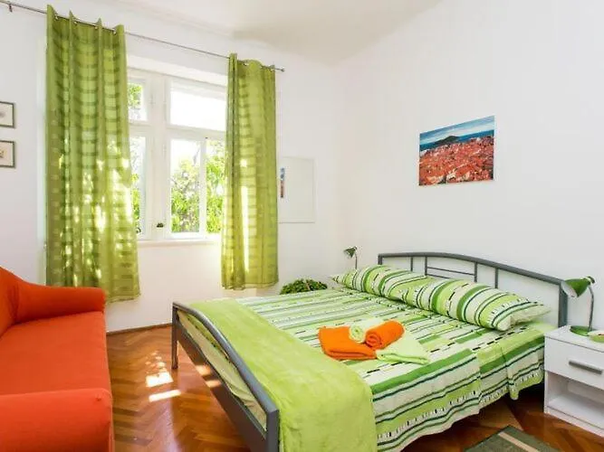 Blue & - Two-bedroom With Terrace And Garden View Appartamento *