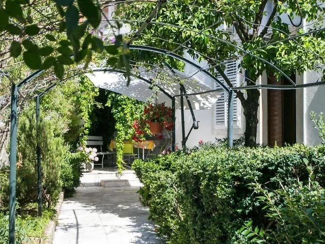 Apartman Blue & - Two-bedroom With Terrace And Garden View *