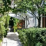 Διαμέρισμα Blue & - Two-bedroom With Terrace And Garden View *
