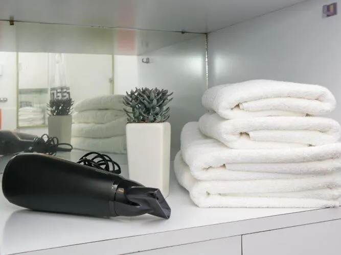 Blue & - Two-bedroom With Terrace And Garden View דירה