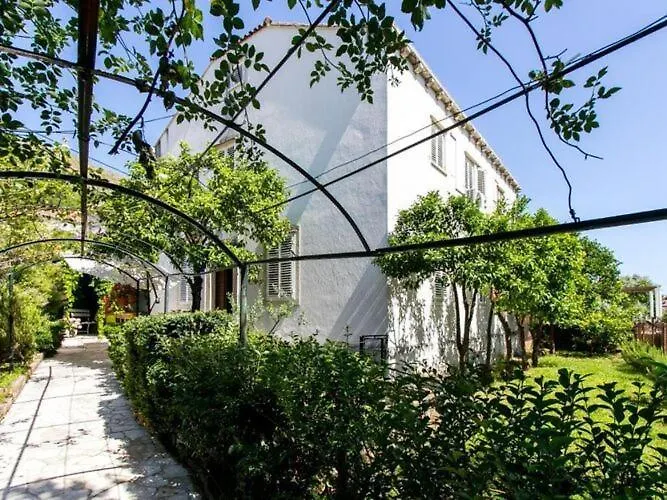 Blue & - Two-bedroom With Terrace And Garden View דירה